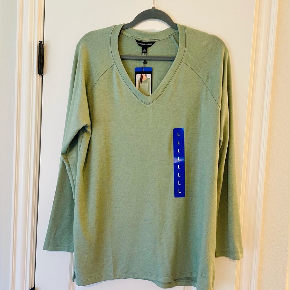 Banana Republic Long Sleeved V Neck Top NWT